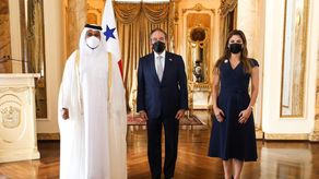 Presidente Cortizo junto al embajador de Catar y a la canciller Erika Mouynes.