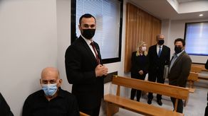 Los dos ex primeros ministros se enfrentaron en una corte prácticamente vacía en Tel Aviv al inicio de la demanda de Netanyahu por difamación contra Olmert.