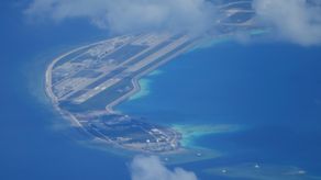 Las islas militarizadas están entre las siete que China ha construido en los últimos años colocando arena y concreto sobre los arrecifes de coral, causando graves daños al ecosistema marino.
