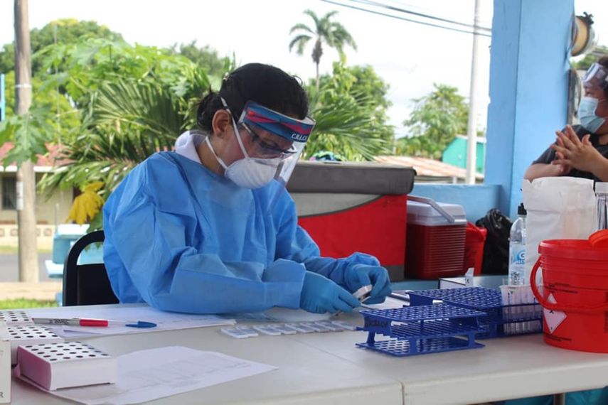 Personal de salud de Panamá realiza pruebas para detectar la COVID-19.