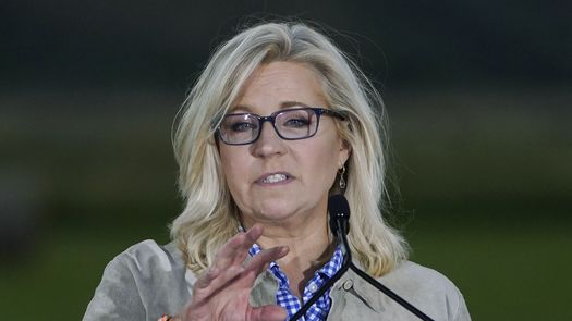 Ante un pequeño grupo de seguidores, incluido su padre, el ex vicepresidente Dick Cheney, Liz Cheney describió su derrota como el inicio de un nuevo capítulo en su carrera.