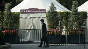 El parque cerró el recinto, mientras policías y trabajadores de salud de la ciudad de Shanghái acudían al lugar para hacer pruebas multitudinarias.