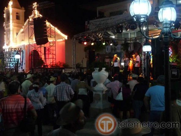 Desfile de las Mil Polleras