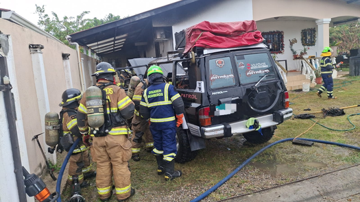 Bomberos controlan incendio de vehículo dentro de una residencia en Penonomé. Bomberos controlan incendio de vehículo dentro de una residencia en Penonomé.
