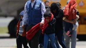 México deporta 15 niños y 41 adultos hondureños que iban a EE.UU.