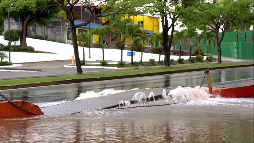 La rotura en la avenida 12 de Octubre derramó varios galones de agua potable.