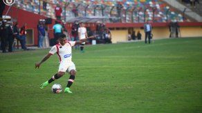 Universitario de los panameños Tejada y Quintero tapa logotipo de Umbro de sus camisetas