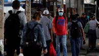 El anuncio de la eliminación de mascarillas en exteriores se da cuando se reportan, aproximadamente, 300 casos diarios, después de un pico de contagios de hasta 12,000 casos por día. El anuncio de la eliminación de mascarillas en exteriores se da cuando se reportan, aproximadamente, 300 casos diarios, después de un pico de contagios de hasta 12,000 casos por día.