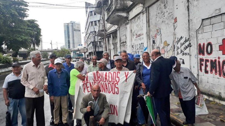 Jubilados exigen acelerar discusión de proyecto que busca aumentar las pensiones