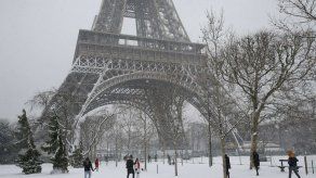 París nevado asombra a turistas pese a Torre Eiffel cerrada