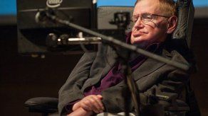 Stephen Hawking va a laboratorio de células madre