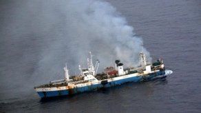 Se hunde el buque factoría chino incendiado en la Antártida
