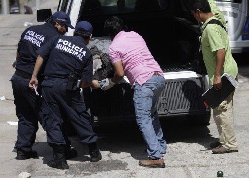 Hallan camioneta con 14 cadáveres en San Luis Potosí México