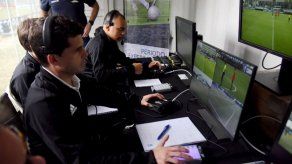 FIFA selecciona 13 árbitros VAR y explicará en pantallas gigantes decisiones