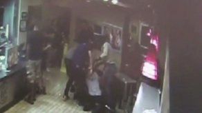 Atacan a pareja de homosexuales por besarse en un restaurante de Miami Beach