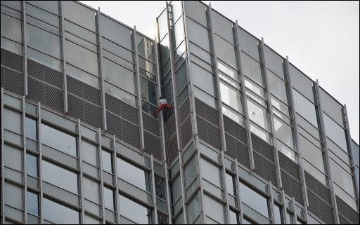 Hombre Araña francés sube hasta un hotel de Hong Kong