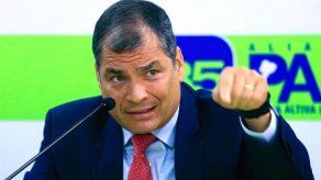Correa dice que Ecuador empieza a dejar de ser una democracia