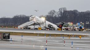 Autoridades neoyorquinas investigan en accidente que invoilucró a Air Canada.