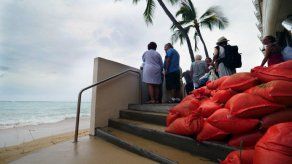 Rescatan a turistas tras impacto de huracán en Hawai