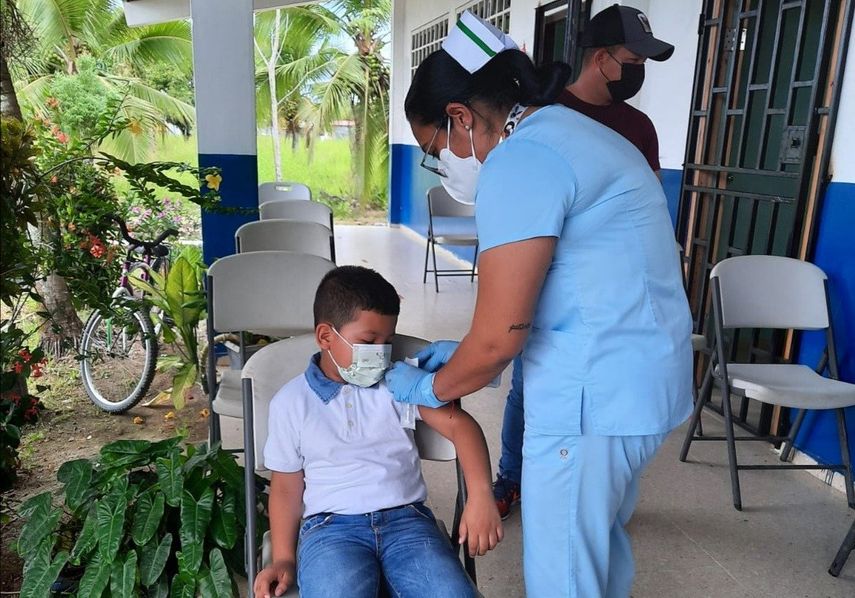 La cobertura de la vacunación de la población meta a partir de los 5 años es de 86.8% con primera dosis y 76.3% con segunda dosis y 45.9% con dosis de refuerzo.
