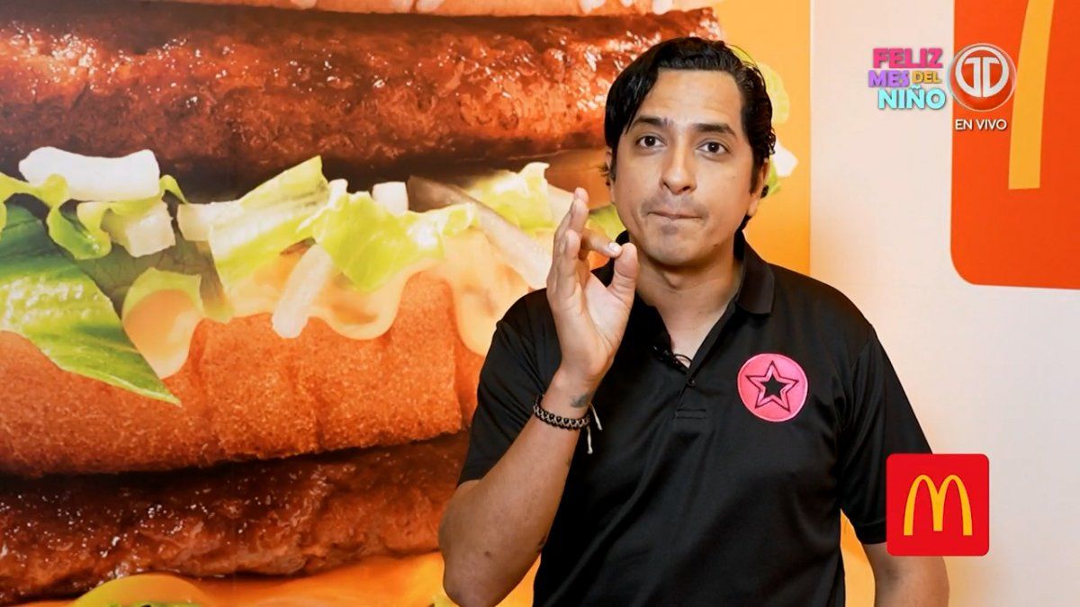 Leonardo Favio practicó sus dos últimos temas con mucha pasión