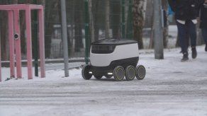 Un robot estonio ante la angustia de cruzar la calle