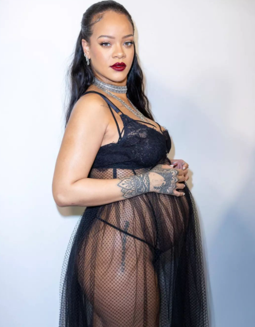 Rihanna luce su embarazo con sexy lencería en París