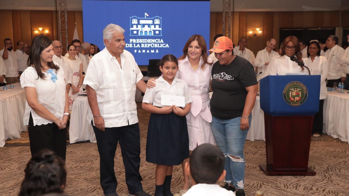 Presidente Mulino entrega becas a niños en Los Santos