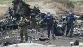 Encuentran 21 cuerpos más entre los restos del avión