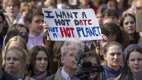 “Hacemos huelga en todo el mundo porque los gobiernos todavía hacen muy poco por la justicia climática”, dijo Darya Sotoodeh, vocera del grupo en Alemania.