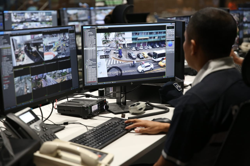 Oficial manejando&nbsp;cámaras de videovigilancia