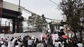 Personas participan en una manifestación en homenaje a las víctimas del fatal accidente en la línea 12 del metro de la ciudad de México.