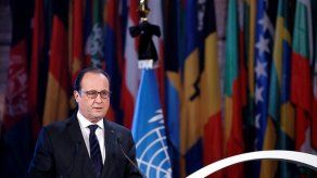Hollande pide a los franceses que no cedan al miedo