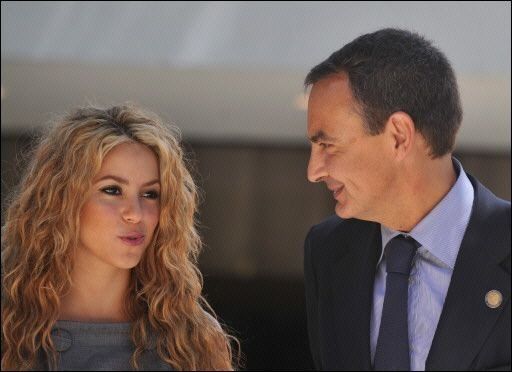 Shakira y Sanz piden a Iberoamérica salven a niños pobres