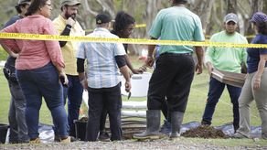 Foto de archivo de las labores de exhumación de los restos de varias víctimas no identificadas de la invasión de Estados Unidos a Panamá.
