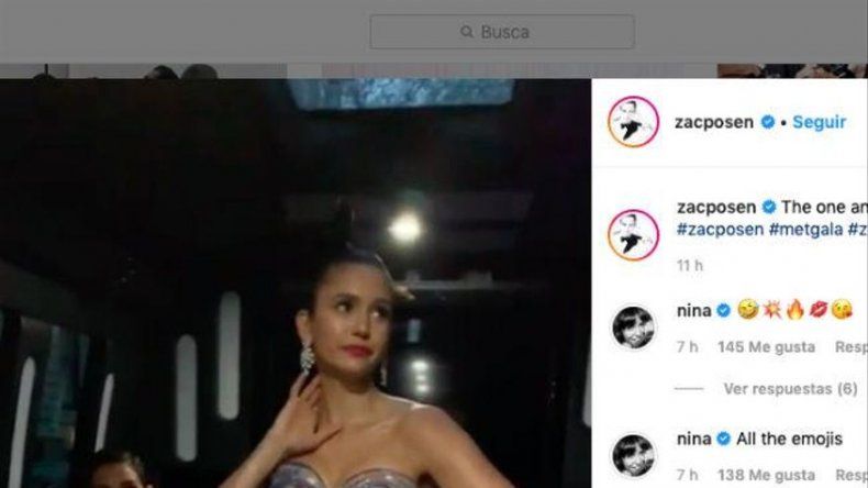 Nina Dobrev luce un vestido impreso en la gala del Met