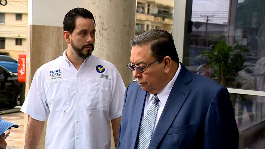 El abogado Francisco Carreira durante la presentación de la denuncia penal.