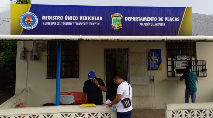 Entrega de calcomanías vehiculares en departamento de placas de la Alcaldía de Arraiján.