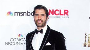 Eduardo Verástegui prueba la carne de víbora en su viaje a Japón