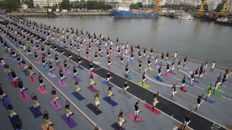 Celebran Día Internacional del Yoga en todo India