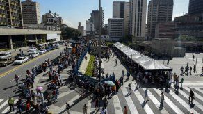 Venezolanos desesperados por falta de billetes viejos... y nuevos