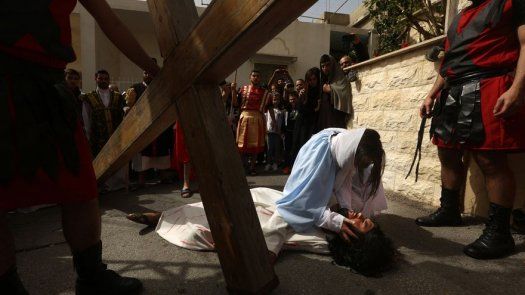 Cristianos de todo el mundo celebran el viernes de Pascua