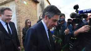 Fillon se aferra en Francia a su candidatura pese a deserciones masivas