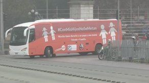 Incidentes entre manifestantes durante recorrido por Chile de polémico bus