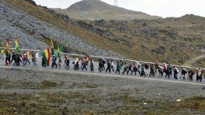 Indígenas cortan rutas de Bolivia hacia Chile y Argentina
