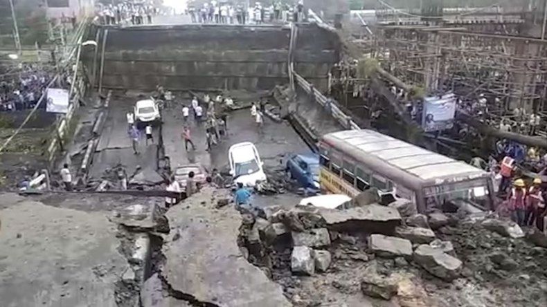 Un muerto, varios heridos por derrumbe en autopista en India