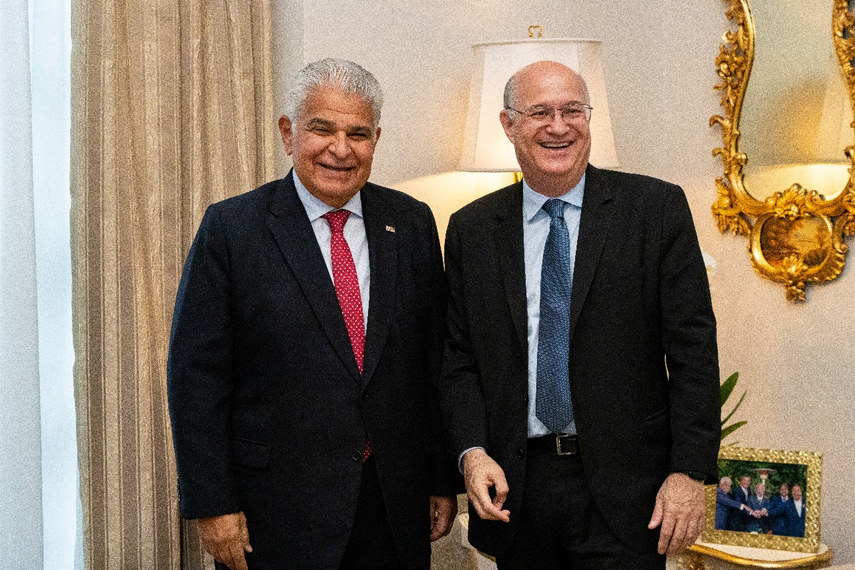 El presidente José Raúl Mulino con el presidente del BID