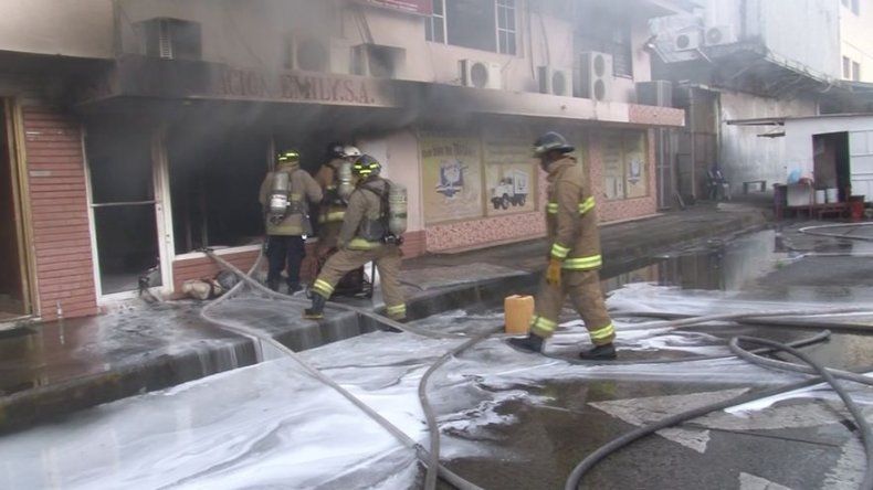 Bomberos controlan incendio en local en la Zona Libre de Colón