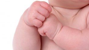 ¿Qué significan los puños cerrados en los bebés?