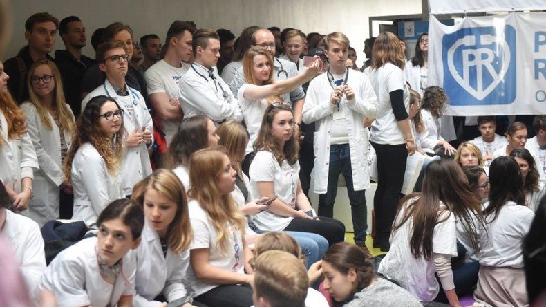 Los Salarios Mensuales De Los Recien Graduados Los médicos residentes polacos protestan por sueldos de empleados de un